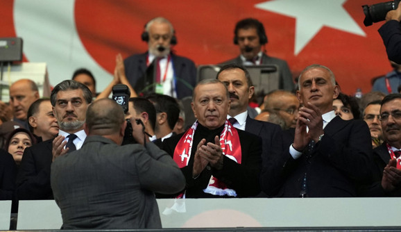 Cumhurbaşkanı Erdoğan Milli Takımı yalnız bırakmadı! Maç sonu soyunma odasına indi - Resim : 1