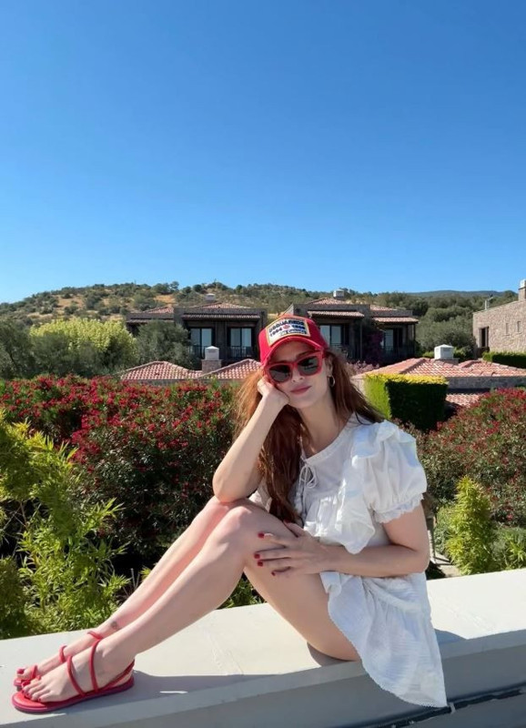 Mine Tugay'dan iddialı tatil paylaşımı! Bordo bikinisiyle iskelede pozlar verdi! Kusursuz fiziğiyle genç kızlara taş çıkarttı - Resim: 2