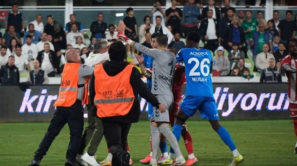 Süper Lig'de olaylı maç! Taraftarlar sahaya indi, hakeme saldırı son anda önlendi - Resim : 3