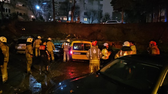 Beşiktaş'ta istinat duvarı çöktü!  8 araç hurdaya döndü - Resim : 1