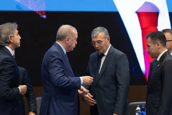 Rozetleri Cumhurbaşkanı Erdoğan taktı! İki belediye başkanı daha AK Parti'ye katıldı - Resim : 2