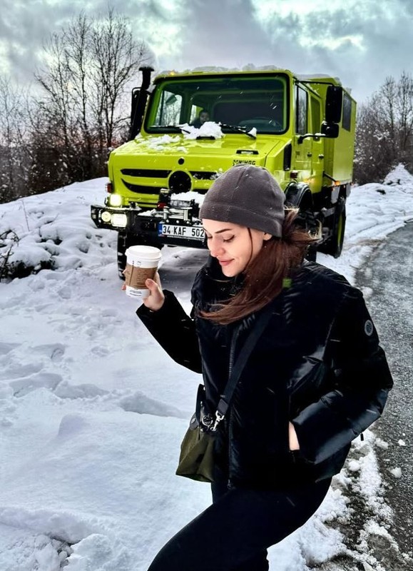 Fahriye Evcen milyonluk aracıyla pozlarını paylaştı! Fiyatıyla dudak uçuklatan aracı görenler çöp kamyonuna benzetti - Resim: 6