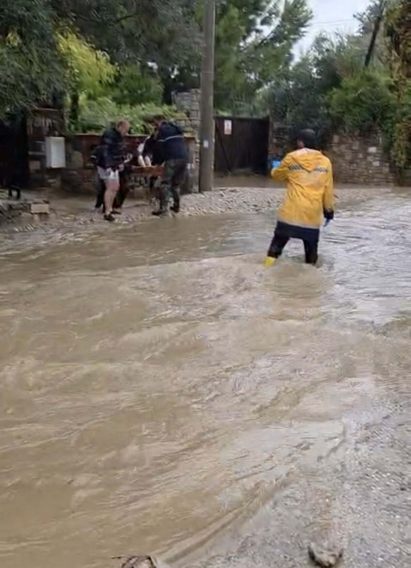 Muğla felaketi yaşıyor! Evler sular altında kaldı, yollar göle döndü: Bir evin ortasına kaya düştü - Resim: 4