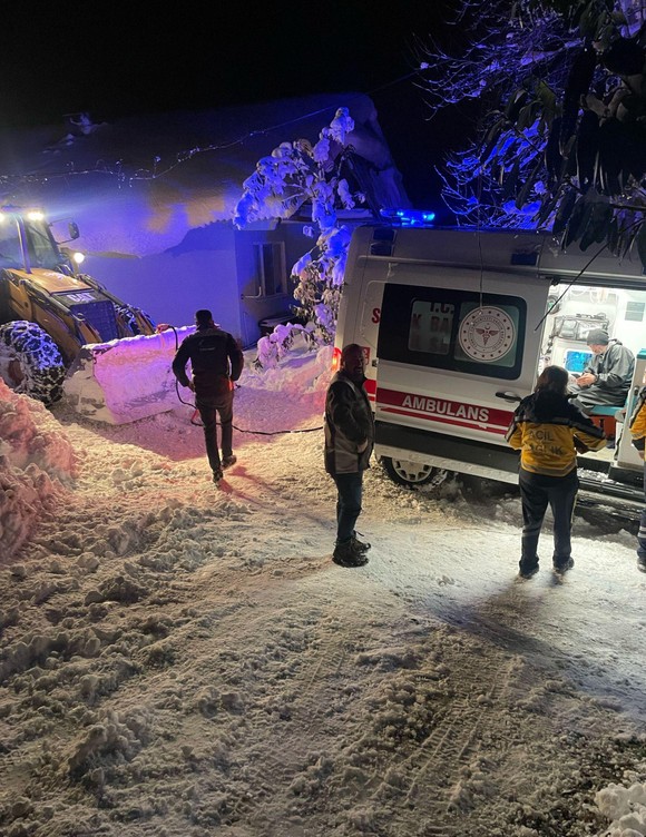 Rize'de meydana gelen yoğun kar yağışının ardından kent beyaza büründü. 94 köy yolu ulaşıma kapandı - Resim : 2