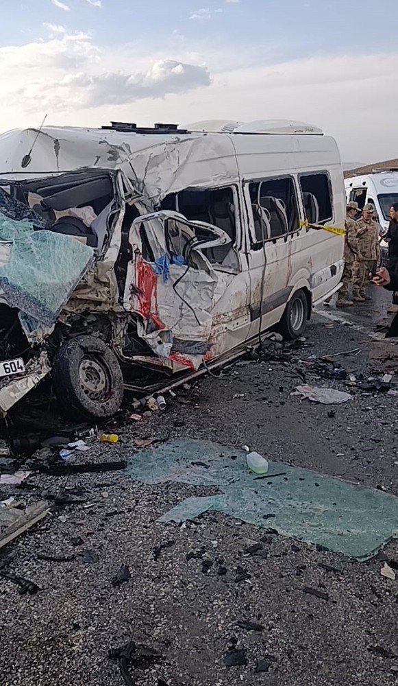 Van'da korkunç kaza! Minibüs ile kamyon çarpıştı! Çok sayıda ölü var! - Resim : 5