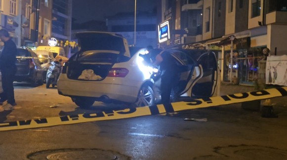 Önce iş yerini kurşunladılar! Sonra kaçtıkları otomobille 2 araca çarptılar - Resim : 1