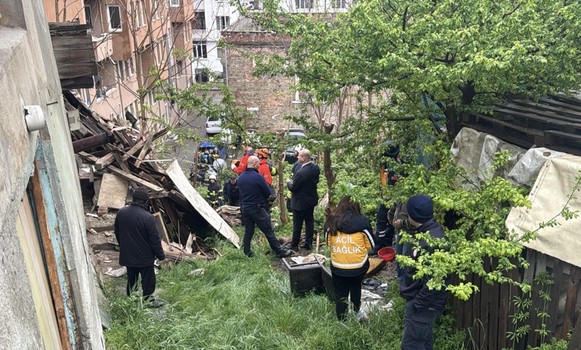 Tekirdağ'da 2 katlı boş ahşap ev çöktü: Güvenlik önlemi alındı - Resim : 2