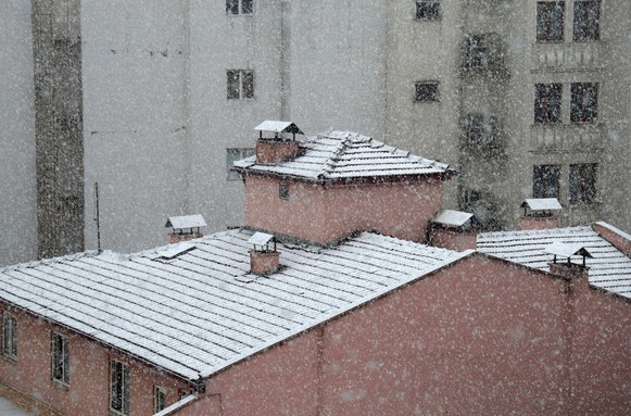 Meteorolojiden gelen uyarının ardından Elazığ'da etkili oldu. Hazırlıksız yakalanan vatandaşlar zor anlar yaşadı - Resim : 1