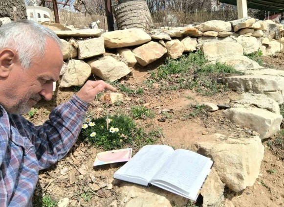 Kahramanmaraş'ta doğada gezerek toprak üstündeki 1000'lercesine teker teker aynı hareketi yapıyor! Aralarından 1 tanesini alıp çıkıyor - Resim: 1