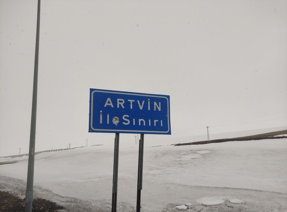 Ardahan'da kent merkezindeki yağmur yüksek kesimlerde ise kar yağışı etkili oldu - Resim : 1