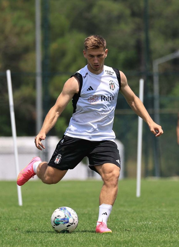 İngiliz basını duyurdu! Beşiktaş'ın gözbebeği Semih Kılıçsoy dünya devlerini peşine taktı! 6 İngiliz takımı transfer etmek istiyor - Resim: 5