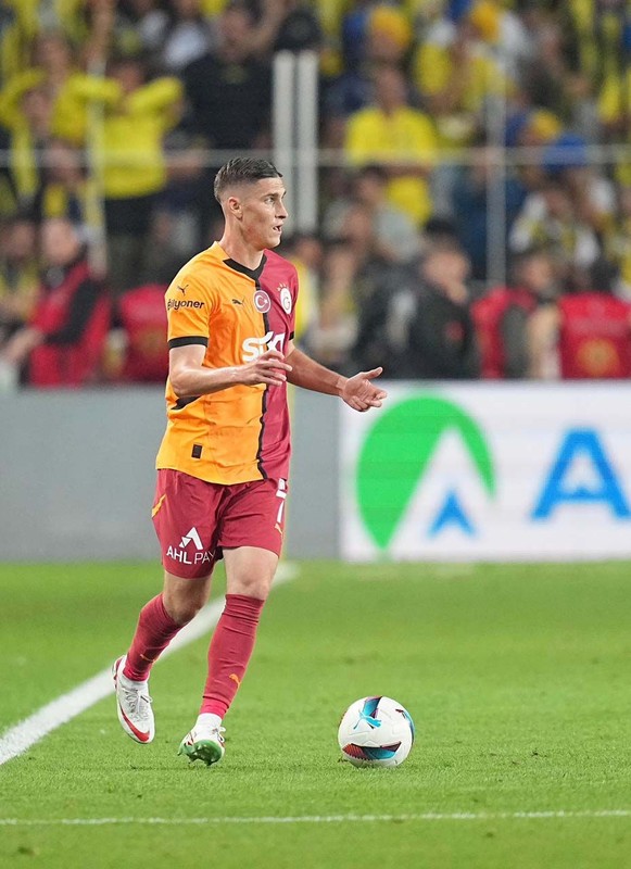 Galatasaray’da değişim başlıyor! Okan Buruk’tan 11 milyon euroluk yıldız için şok rapor! “Satılabilir” - Resim: 7