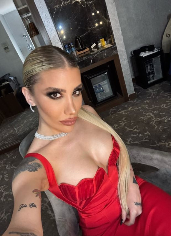 İrem Derici ile sevgilisi Melih Kunukcu Alaçatı'da! Bikinili pozlarını peş peşe paylaştı - Resim: 1