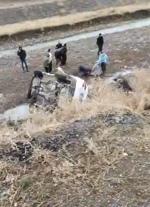 Muş'ta feci kaza! 3 otomobil birbirine girdi: Ölü ve yaralılar var - Resim: 2