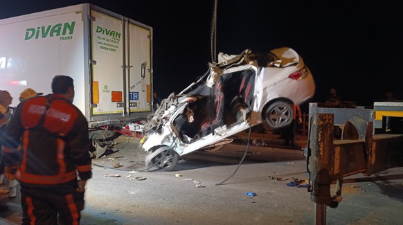 Mersin'de katliam gibi kaza! Otomobil, tırın altına girdi: 2 kişi feci şekilde can verdi - Resim : 1