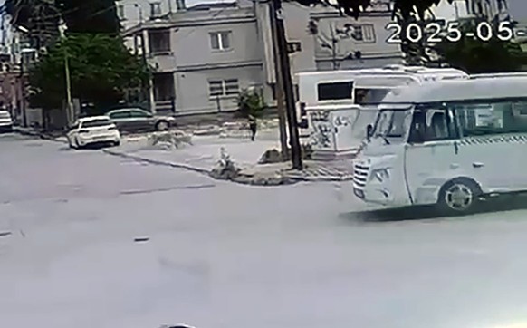 Adana'da korku dolu anlar! Sokak köpekleri küçük çocuğa saldırdı: O anlar kamerada - Resim : 1