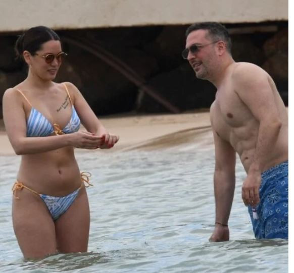 Oğuzhan Koç ve Hazal Subaşı plaja indi! 2'sinin de fiziği gündem oldu - Resim : 1