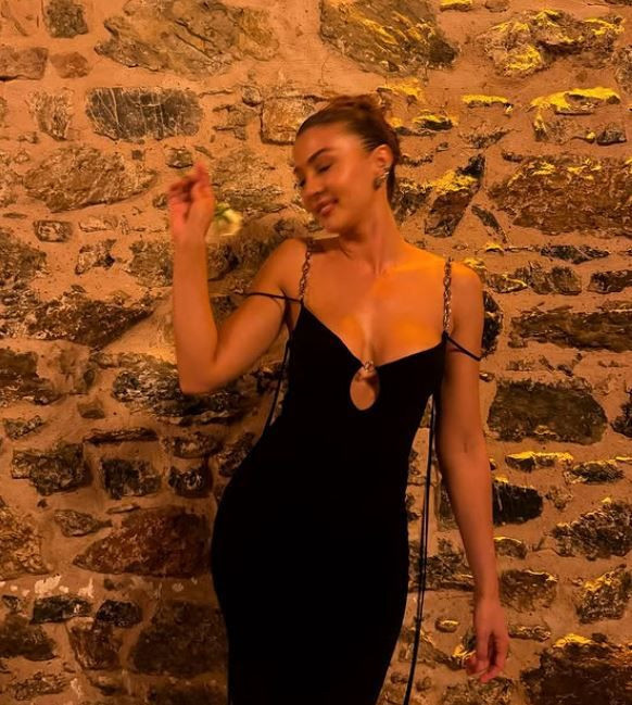 "Kilo aldın" eleştirilerine çok sinirlenmişti! Ünlü oyuncu Burcu Özberk altında hiçbir şey olmadan çırılçıplak yataktan paylaştı - Resim: 21