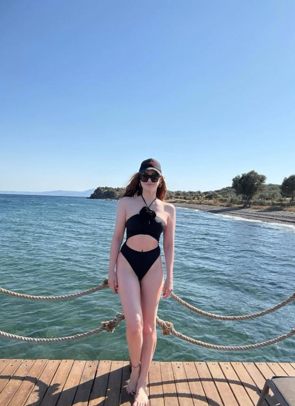 Mine Tugay'dan cesur tatil paylaşımı! Siyah mayokinili pozlarıyla sosyal medyayı yaktı geçti - Resim: 5