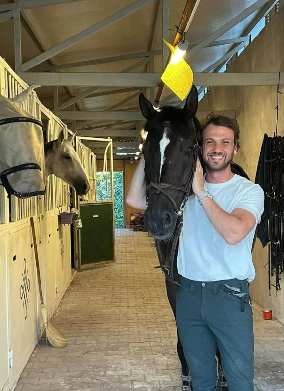 Aras Bulut İynemli at çiftliğinde üstsüz poz verdi! Kaslı vücudu sosyal medyayı salladı - Resim: 3