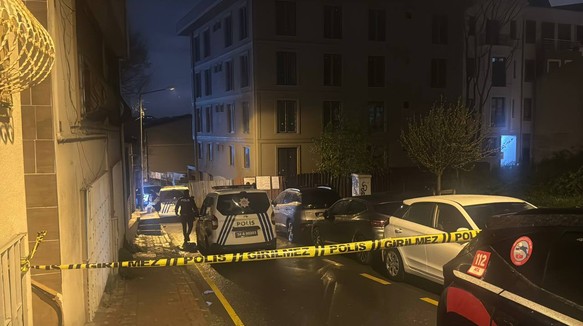 Fatih'te hareketli saatler! Arkadaşını bıçakladı sonra polis ekibine saldırdı! - Resim : 2