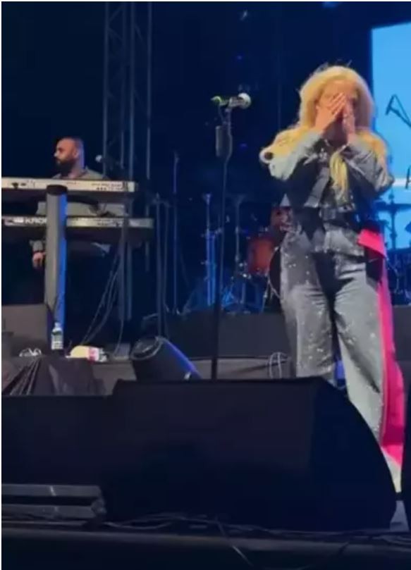 Ece Seçkin'in korku dolu anları! "Hiç komik değil, yapma yapma!" diyerek bağırdı, konserini yarıda kesti - Resim : 1
