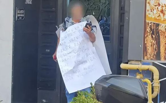 Üzerine pankart astı, kendini bıçağa sokağa attı! Polis durdurmak için dakikalarca uğraştı - Resim : 2