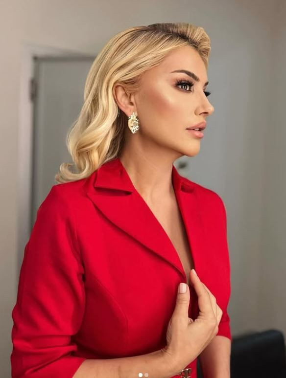 Yıllardan bu yana ortalıkta yoktu. Güzel şarkıcı Songül Karlı uzun zaman sonra siyah bikinisiyle ortaya çıktı takipçileri fiziğine hayran kaldı - Resim: 2