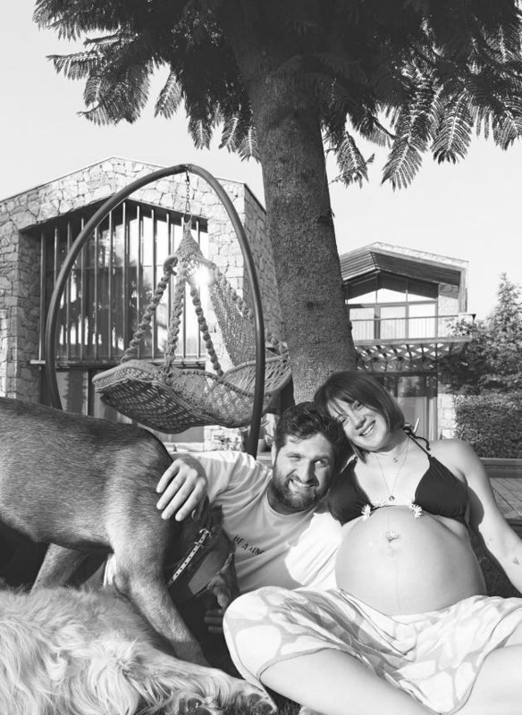 Anne olmanın mutluluğunu yaşadı! Ünlü oyuncu Gizem Karaca'dan minik kızıyla ilk kare geldi! İşte Leyla Yaz - Resim: 3