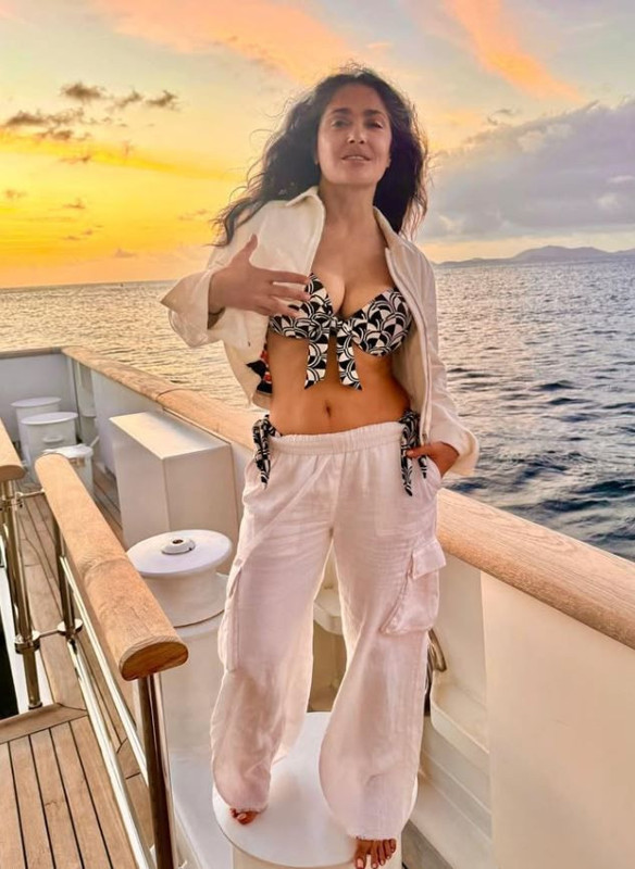 Salma Hayek yeni yaşını bikinili pozuyla kutladı! Kusursuz fiziğini gözler önüne serdi! Kim der ki 59 yaşında - Resim: 3