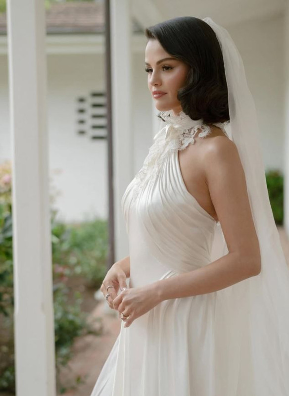 Selena Gomez ve Benny Blanco’nun düğününden yeni kareler! Dantelden oluşan gelinliği büyük beğeni topladı - Resim: 2