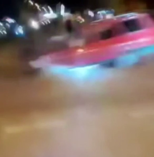 Kırmızı ışıkta dehşet! Onlarca metre sürüklendi: Korku dolu anlar kask kamerasında - Resim : 1
