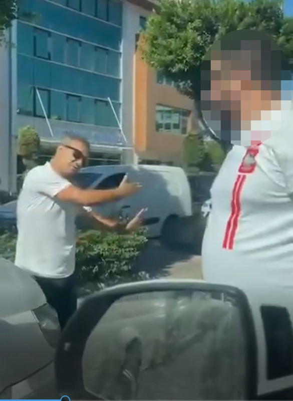 Trafikte akılalmaz kavga! Çarptığı araca yaptıkları şoke etti - Resim: 3