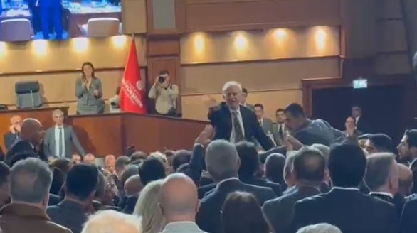 Kayyum gerilimi İBB Meclisi’ne sıçradı! Meclis üyelerinin tartışması kavgaya döndü! - Resim : 2