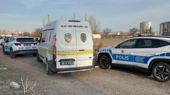 Kayseri'de esrarengiz olay! Boş bir arazide 1 kişi ölü, 3 kişi ise baygın halde bulundu - Resim : 1