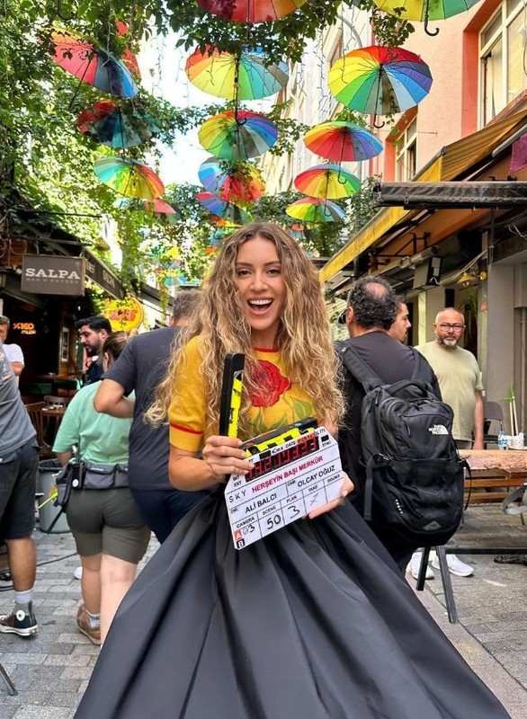 Güzel oyuncu Sinem Kobal'dan Kenan İmirzalıoğlu itirafı! Aşka geldi - Resim: 2