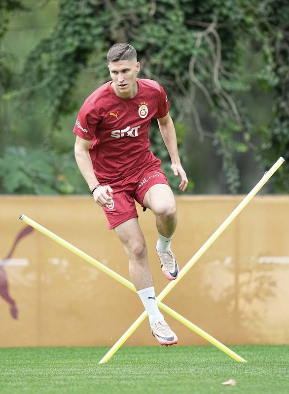 Galatasaray’da değişim başlıyor! Okan Buruk’tan 11 milyon euroluk yıldız için şok rapor! “Satılabilir” - Resim: 8