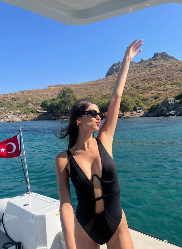 Kırgın Çiçekler'in Meral'i Aleyna Solaker'den iddialı tatil paylaşımı! Mayolu pozlarıyla sosyal medyayı yaktı geçti - Resim: 4