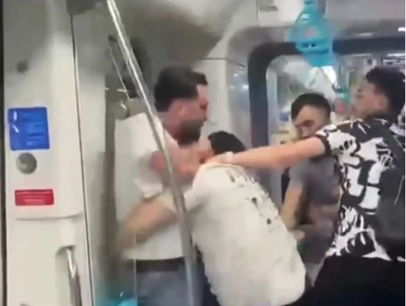 Sosyal medyayı sallayan kavga! Marmaray’da yolcular birbirine girdi! Güvenlikçi bir yumrukla yere serdi - Resim : 2