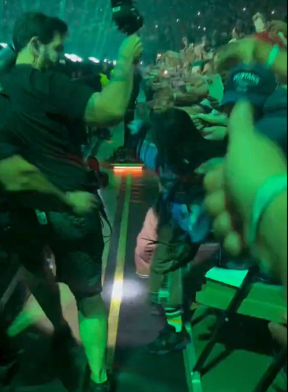 Dünyaca ünlü şarkıcıya büyük şok! Konserinde saldırıya uğradı - Resim: 3