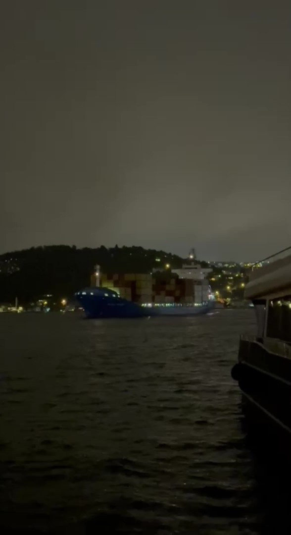 Faciaya ramak kala! Kıyıya metreler kala durdu: Kuruy&uuml;k gemisi boğazda s&uuml;r&uuml;klendi - Resim : 2