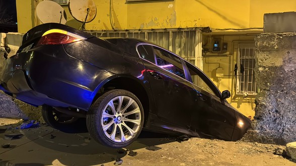 Yer Üsküdar! Otomobil bahçe duvarına çarptı: Sürücü aracını bırakıp kaçtı - Resim : 1