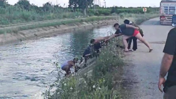 Adana'da akılalmaz olay! Araçla suluma kanalına uçtu: Yardımları reddedip tehdit etti - Resim : 1