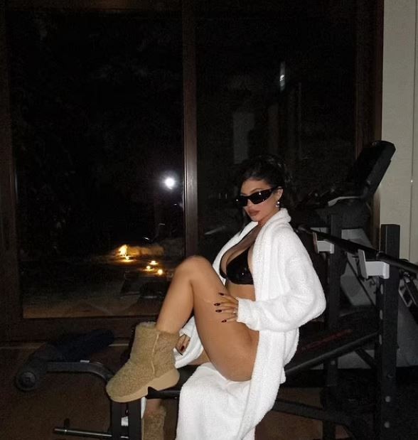 Kylie Jenner buz gibi soğuğa kara aldırmayıp mini bikinisiyle havuzda pozlar verdi - Resim: 8