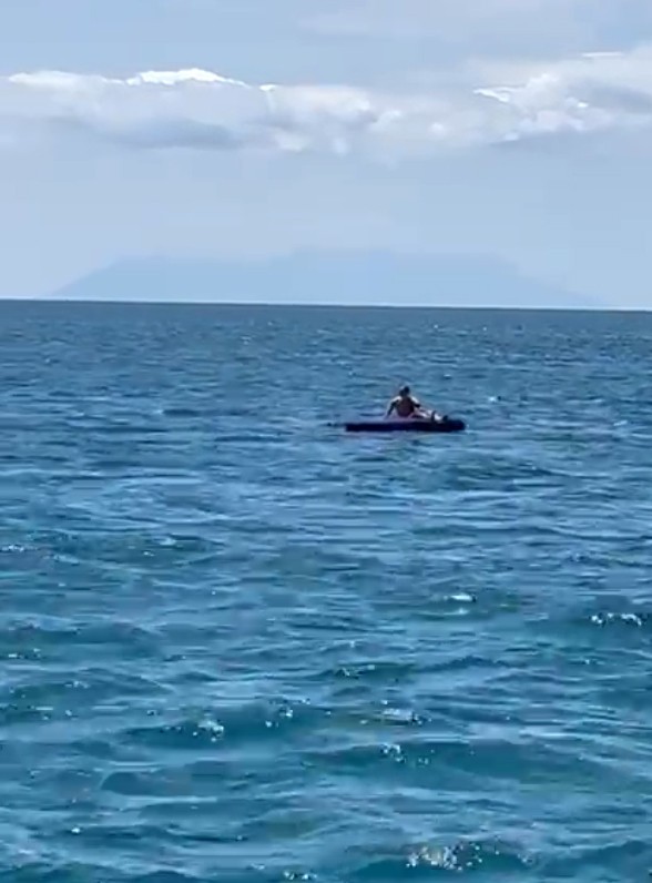 Denizin ve güneşin tadını çıkarmak isterken deniz yatağına uzandı. Gözünü açtığında kendini korku filminin içinde buldu - Resim : 1