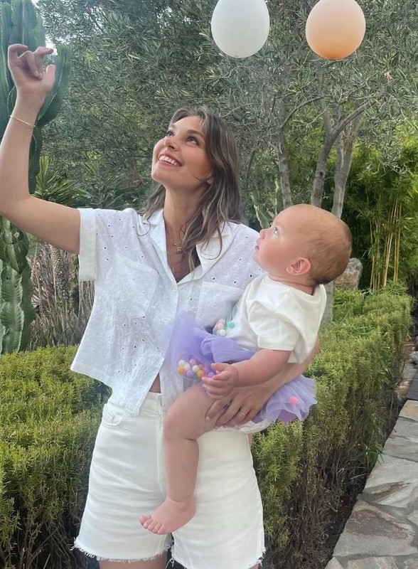 Ünlü oyuncu Aslı Enver'den mutlu aile tablosu! Eşi ve kızıyla yeni yıl pozunu paylaştı - Resim: 3