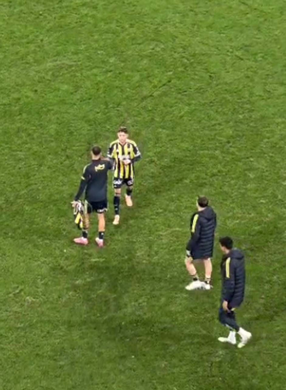 Fenerbahçe taraftarını çıldırttı! 14 milyon euroluk yıldıza büyük tepki! Karagümrük maçı sonrası sosyal medya yıkıldı! - Resim: 12
