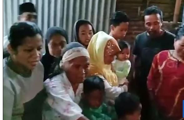 Çiftlikte ineği hamile olan adam, ahırın içerisine girdiğinde 2 tanesini ayrı yerden ona bakarken gördü. Haberi alan köylüler resmen köye doğru akına başladı - Resim: 1