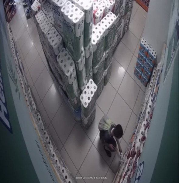 Bursa'da korkutan yangın! 10 yaşındaki çocuk marketi ateşe verdi - Resim : 1