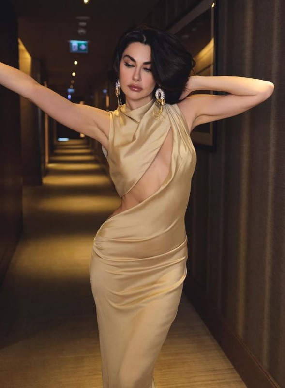 Nesrin Cavadzade'den yürek hoplatan paylaşım! Derin göğüs dekolteli tarzıyla sosyal medyayı yaktı geçti! - Resim: 6